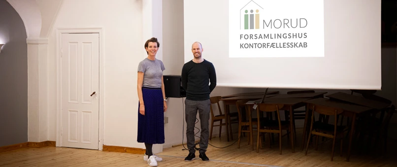 På billedet ses formand for støtteforeningen for Morud Forsamlingshus, Marie Holmgaard Søvsø, og filialdirektør i Sparekassen Sjælland-Fyn i Odense Nord, Rasmus Grundsøe Petersen.
