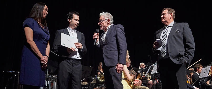 Formand for Sparekassen Sjælland Fonden Svend-Aage Dreist Hansen (til højre) og særlig rådgiver for fonden Jan Løve (nummer to fra højre) overrakte de 150.000 kr. til dirigent Andreas Vetö og Pia Brinch Jensen fra PRESTO.