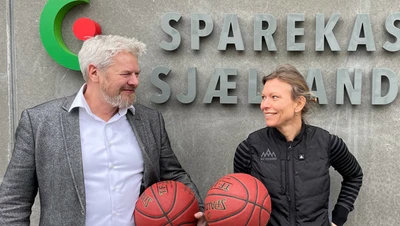 På billedet ses områdedirektør i Sparekassen Sjælland-Fyn, Henrik Møllegaard, og leder af Stenhus Sports College, Maja Liep.