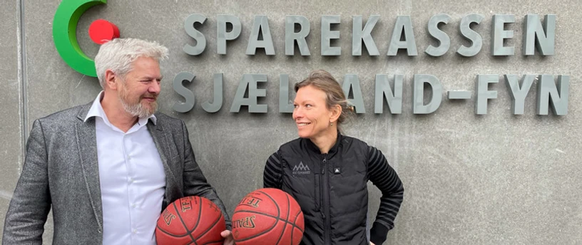 På billedet ses områdedirektør i Sparekassen Sjælland-Fyn, Henrik Møllegaard, og leder af Stenhus Sports College, Maja Liep.