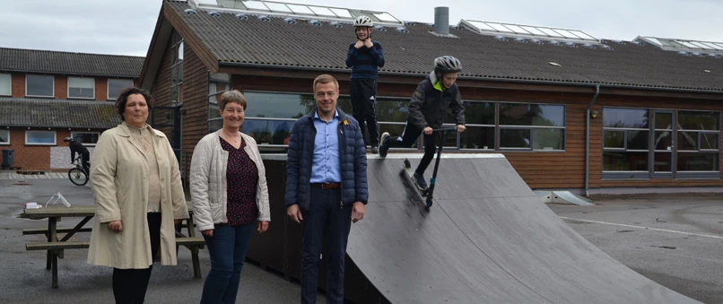 Billede af Stevnsbladet. På billedet ses elever fra Skelbæk Friskole foran skaterrampe, Charlotte Petersen samt områdedirektør i Sparekassen Sjælland-Fyn i Køge, Nicholaj Dyrholm Frimann.