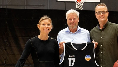Fra venstre: leder af Stenhus Sports College, Maja Liep, Områdedirektør i Sparekassen Sjælland-Fyn, Henrik Møllegaard, og medstifter af Elite Basketball Sjælland, Jesper Sørensen.