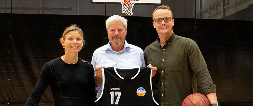 Fra venstre: leder af Stenhus Sports College, Maja Liep, Områdedirektør i Sparekassen Sjælland-Fyn, Henrik Møllegaard, og medstifter af Elite Basketball Sjælland, Jesper Sørensen.
