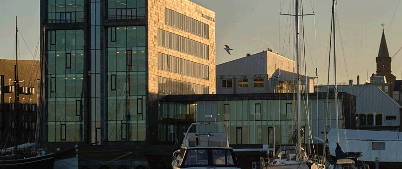 Sparekassen Sjælland-Fyns hovedsæde i Holbæk - set fra vandet