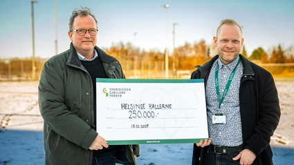 Fonden giver en check på 250.000 kr. til Helsingehallerne