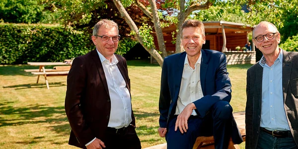 På billedet ses fra venstre: Administrerende direktør i Sparekassen Sjælland-Fyn, Lars Petersson, administrerende direktør i SEAS-NVE, Jesper Hjulmand, og Investment Manager i Spring Nordic, Tom Weidner.