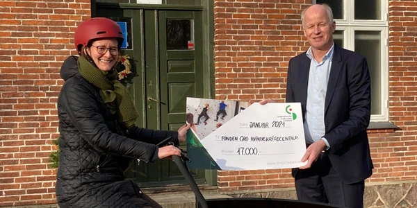 Foto-2-cykel-Signe-og-Claus-med-check
