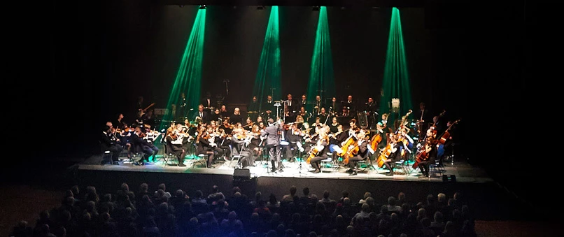 unge amatatørmusikere fra de Sjællandske musikskoler samlet i hele Sjælllands Ungdomssymfoniorkester Presto og Danmarks Underholdningsorkester under ledelse af dirigenten Andreas Vetö.