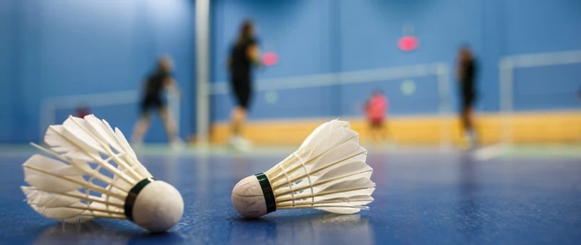 badmintonspillere-fjerbolde-sportspension