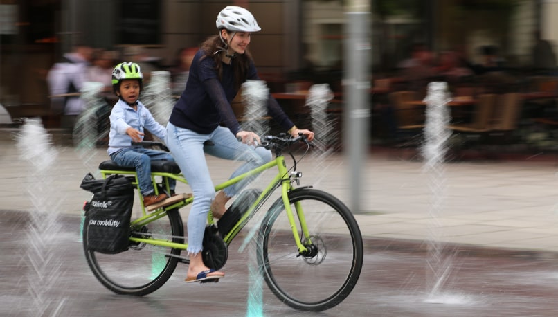 Mor og barn cykler på elcykel