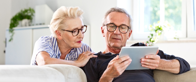 Ældre ægtepar der ser på en tablet