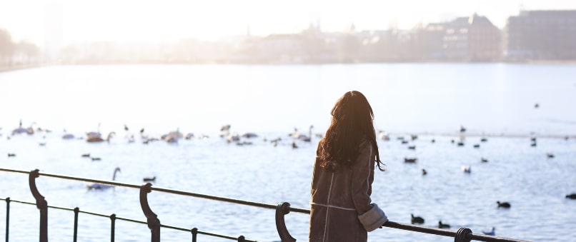 Kvinde kigger ud over søerne i København