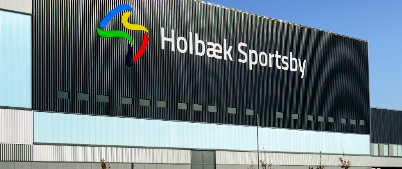 Sort facade på hovedbygningen i Holbæk Sportsby