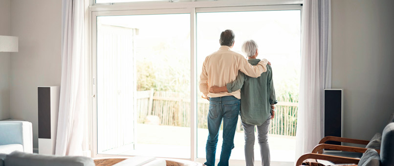 ældre par overvejer pensionistbolig fordi, huset er blevet for stort